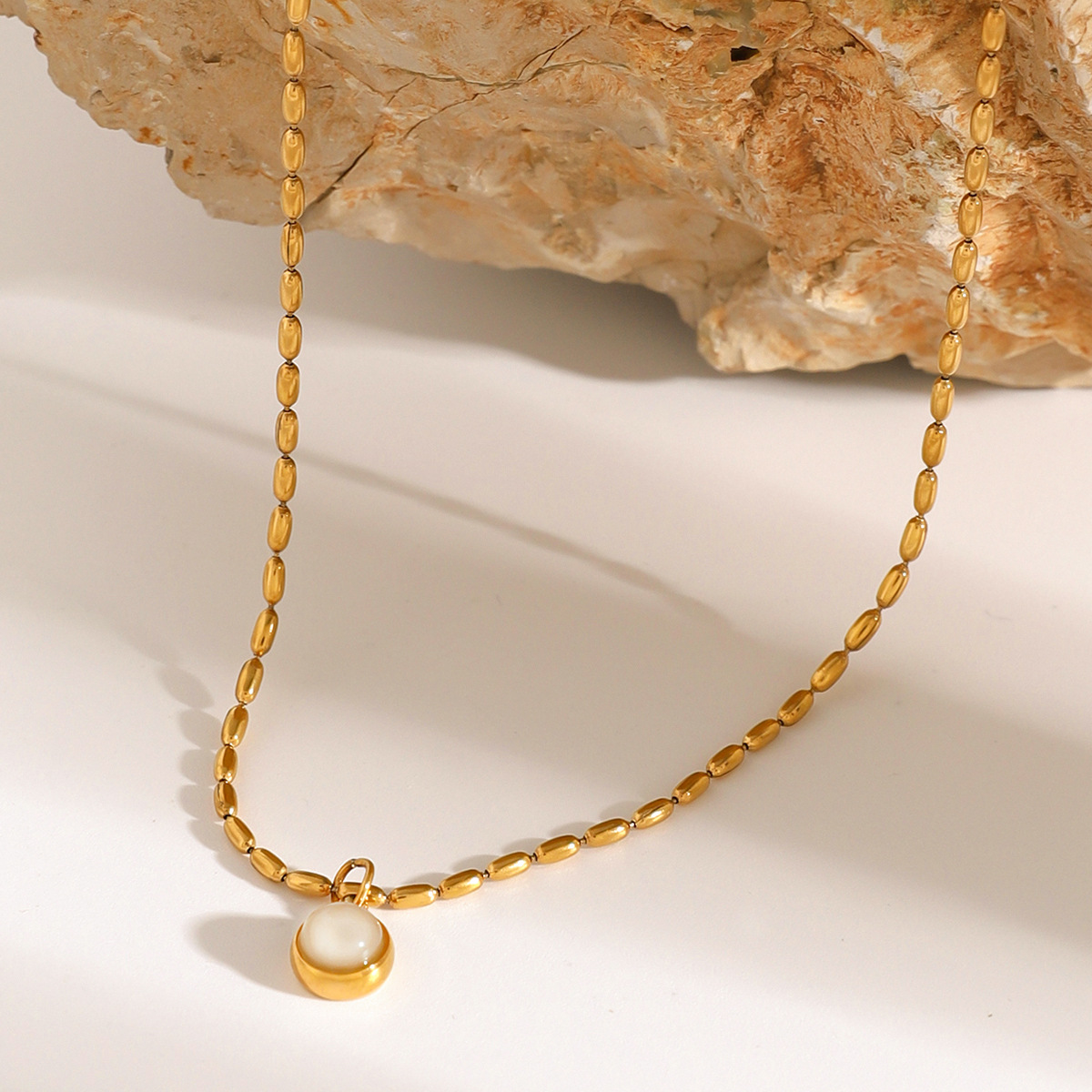 1 stuk eenvoudige elegante stijl geometrische roestvrij staal 18K goud verguld ingelegd met synthetische edelstenen vrouwen hanger ketting 